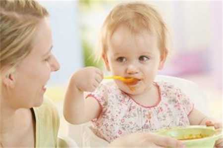 les生的孩子怎么教育：一岁宝宝的辅食应该吃什么，均衡营养需要菜品丰富
